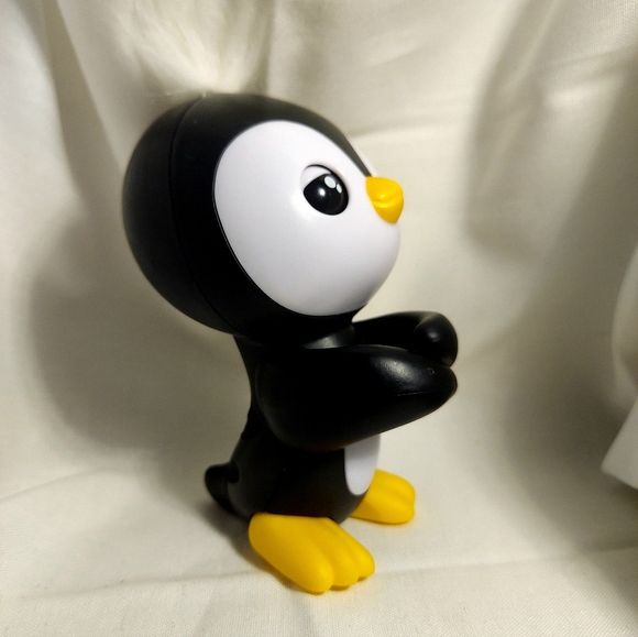 WowWee Fingerlings Baby Penguin Tux Talking and Light Up Finger Puppet - Picture 2 of 7